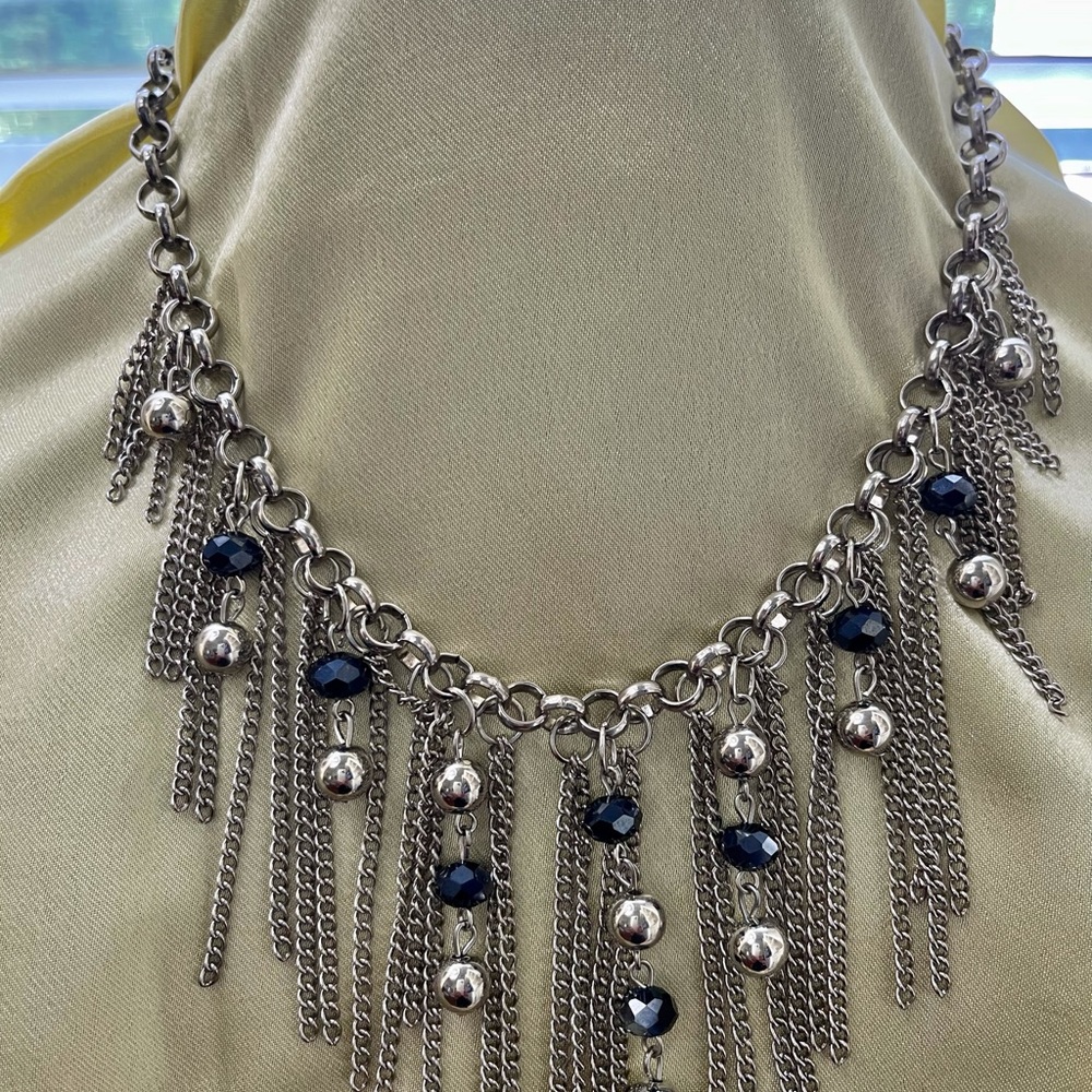 ♥️♥️♥️ Black and Silver gorgeous necklace